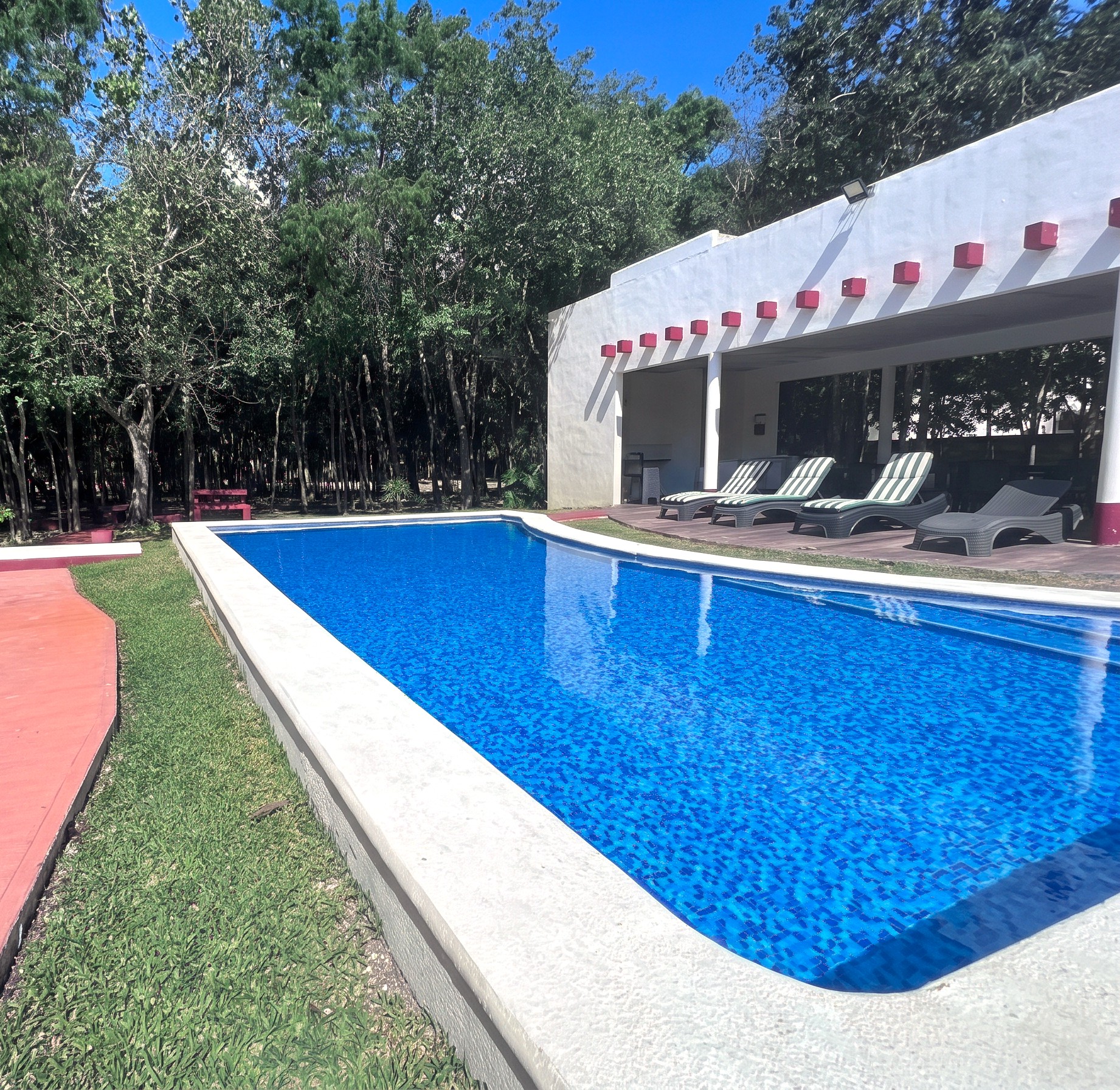 Alberca en fraccionamiento privado para refrescarse y convivir